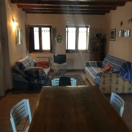 A Borgo Castello , Tra Il Golfo Ed Il Carso Di Trieste *